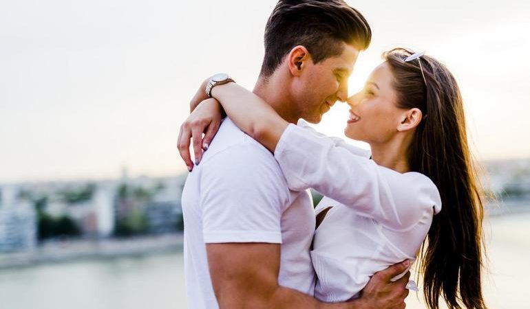 Обніматися у сні: трактування, до чого може приснитися обійняти чоловіка, собаку чи коханця