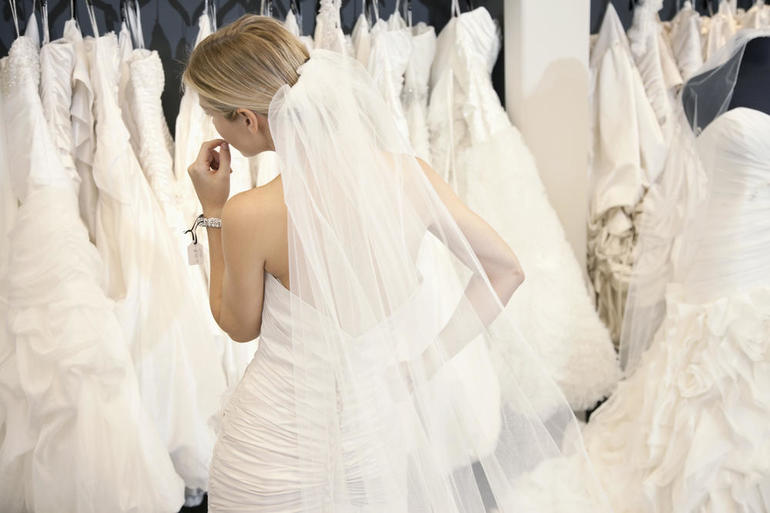 Одягати весільну сукню у сні: значення для заміжньої і розлученої жінки, різні трактування сонники