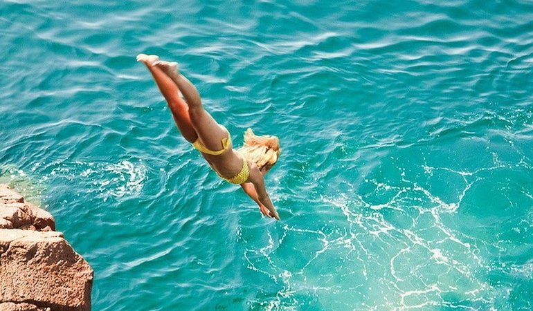 Пірнати у воду уві сні: що це означає по сонникам