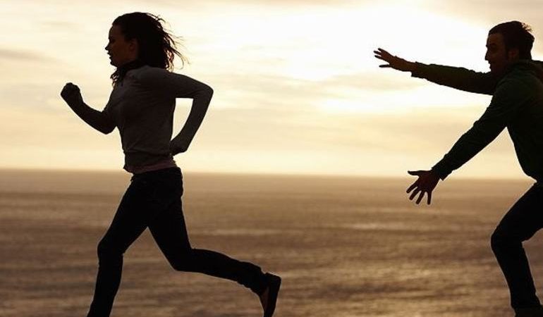 Переслідування за сонником: ховатися від поліцейського, бандита, знайомого і незнайомого чоловіка