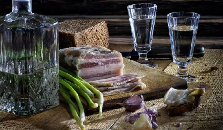 Пити горілку: до чого сниться випивати з покійним або з другом, з незнайомцем в компанії, значення сну по соннику