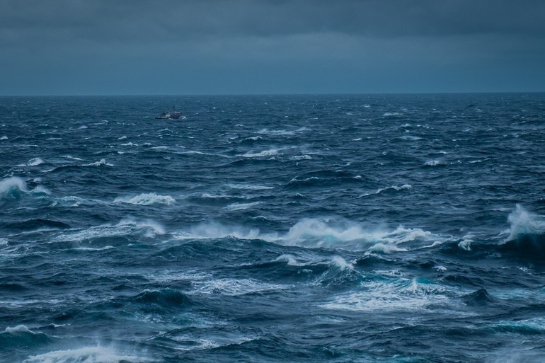 Плавати в морі по соннику: до чого сниться підкорювати хвилі на кораблі, плоту або катері