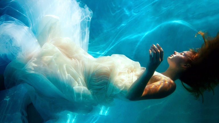 Плисти у сні: сонники про воді і плавання, найпопулярніші тлумачення