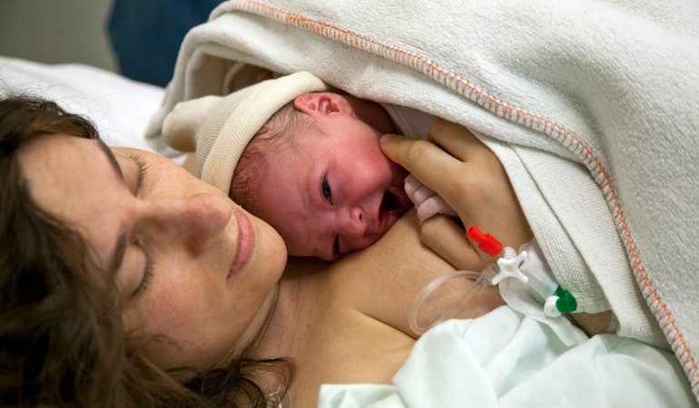 Приснилося, що подруга народила: особливості сновидіння, значення за різними сонниками