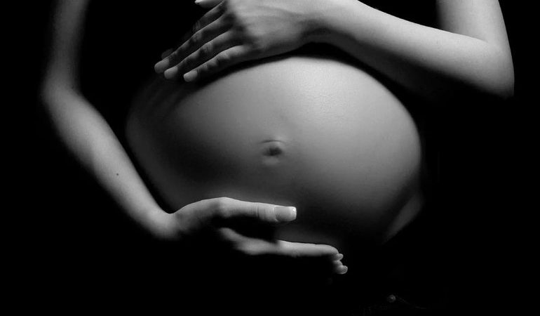Приснилося вагітній жінці, що народила дівчинку: значення сну