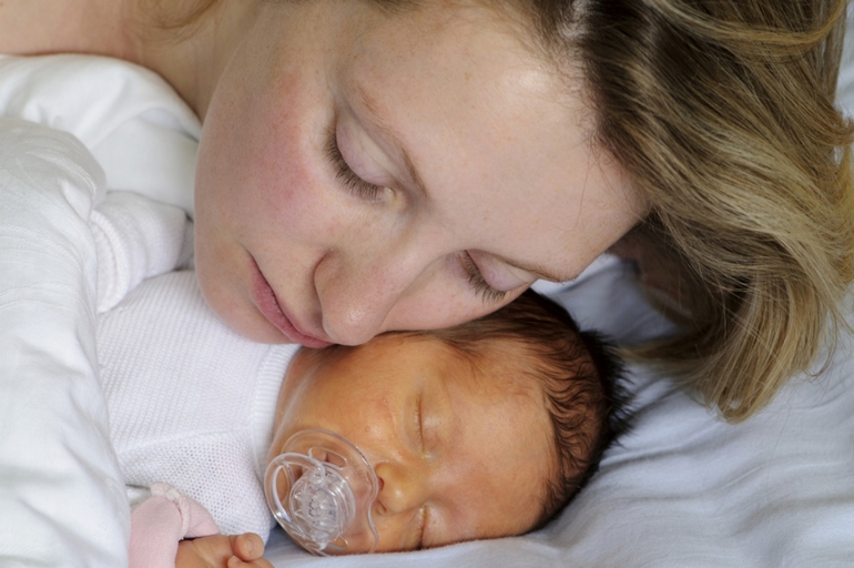 Приснилося вагітній жінці, що народила дівчинку: значення сну