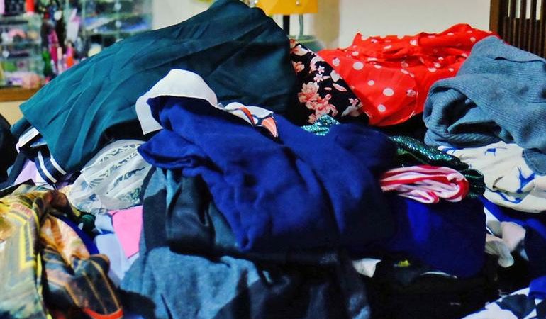 Речі у сні: до чого сниться бачити, гладити або стирати їх, тлумачення сонників