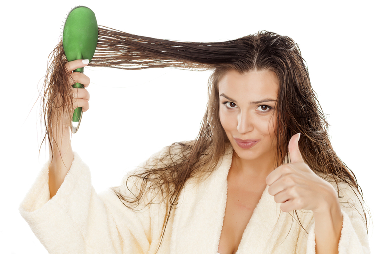 Розчісувати волосся у сні: собі і іншій людині, значення по сонникам, розчісуватися перед дзеркалом