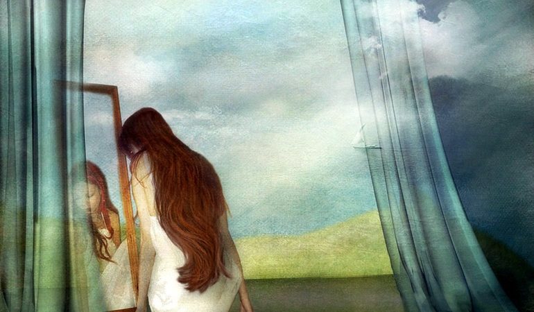 Що означає бачити себе в дзеркалі уві сні: гарне або старе обличчя, зображені в повний зріст