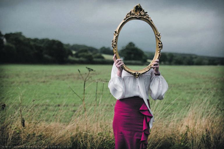 Що означає бачити себе в дзеркалі уві сні: гарне або старе обличчя, зображені в повний зріст