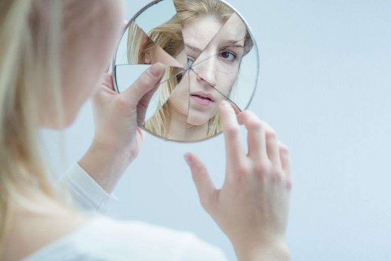 Що означає бачити себе в дзеркалі уві сні: гарне або старе обличчя, зображені в повний зріст