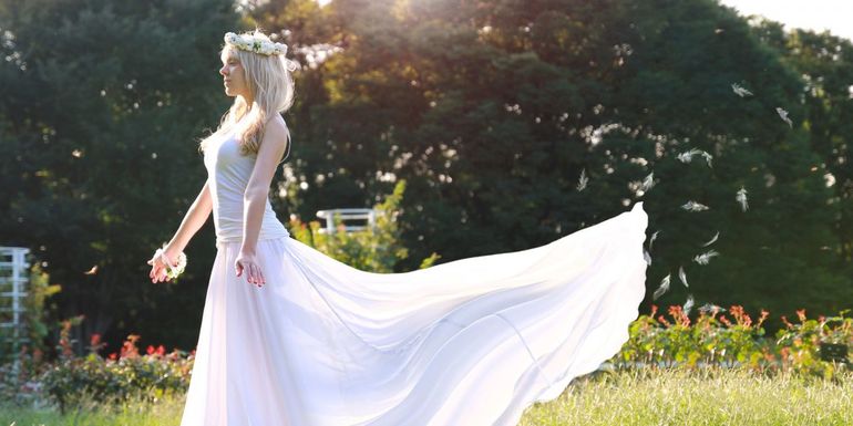Що означає бачити сестру уві сні весільну сукню: колір вбрання, дії дівчини, емоції і почуття