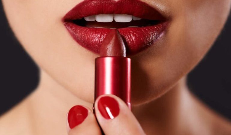 Що означає фарбувати губи під сні: рожева або коричнева помада, нанесення макіяжу перед дзеркалом