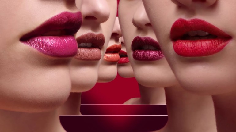 Що означає фарбувати губи під сні: рожева або коричнева помада, нанесення макіяжу перед дзеркалом