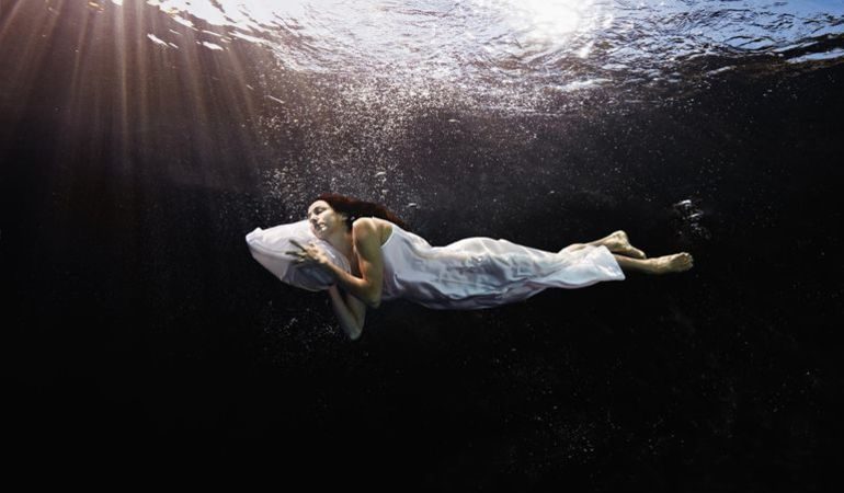 Що значить плавати в каламутній воді у сні: тлумачення сониками сновидінь про водоймах