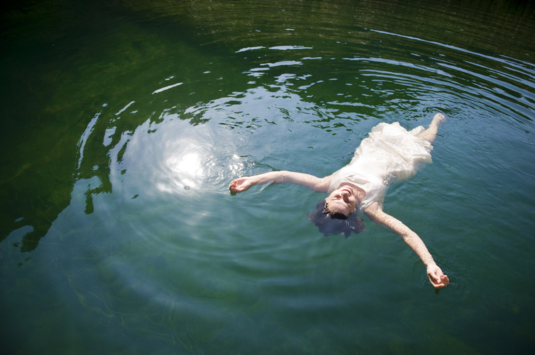 Що значить плавати в каламутній воді у сні: тлумачення сониками сновидінь про водоймах