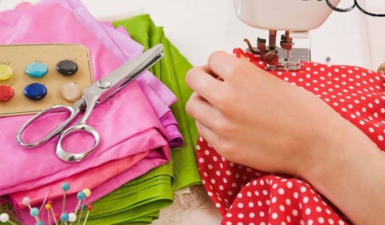 Шити сукню у сні: значення сновидіння в популярних сонники