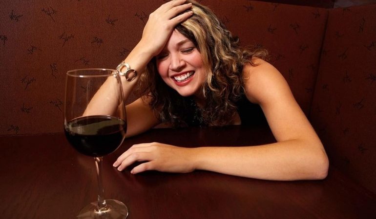 Ситуація, де довелося уві сні бачити себе п’яної: тлумачення по соннику і значення сновидіння для сплячого