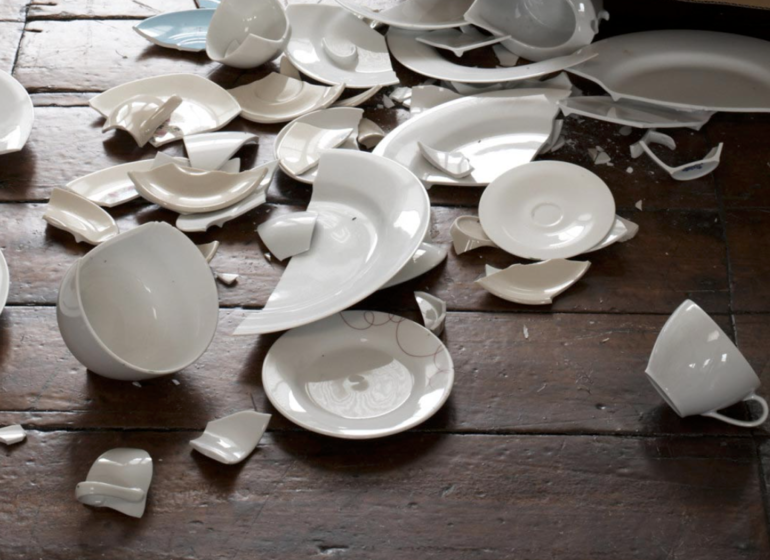 Ситуація, коли довелося бити посуд у сні: сон, де сняться осколки тарілок і кришталю