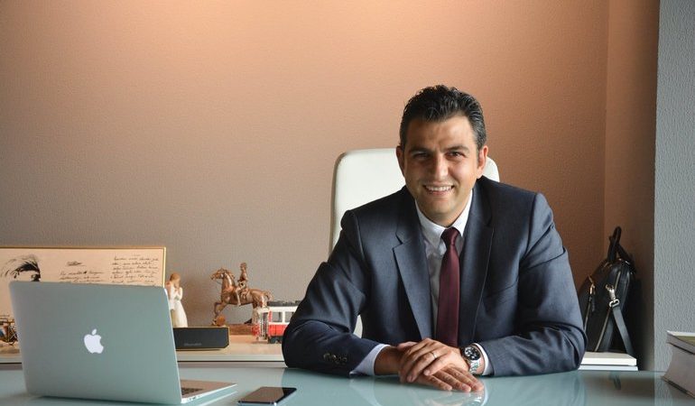 Сниться директор: до чого бачити начальника з роботи у снах, тлумачення різних ситуацій сонники