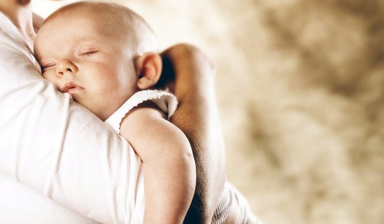 Снитися маленька дівчинка на руках: основні тлумачення сну про дитину з різних сонникам