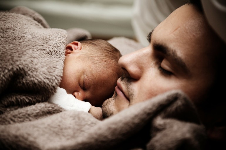 Снитися маленька дівчинка на руках: основні тлумачення сну про дитину з різних сонникам