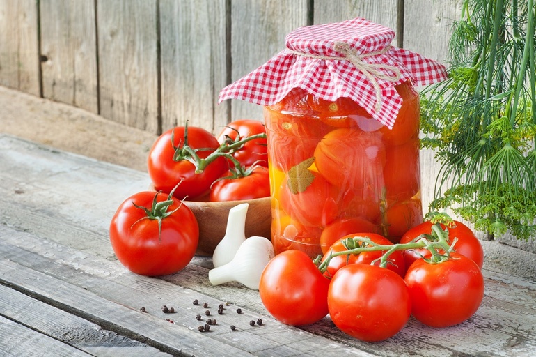 Сон, де сняться солоні помідори в банці: тлумачення різними сониками, залежність від подій бачення