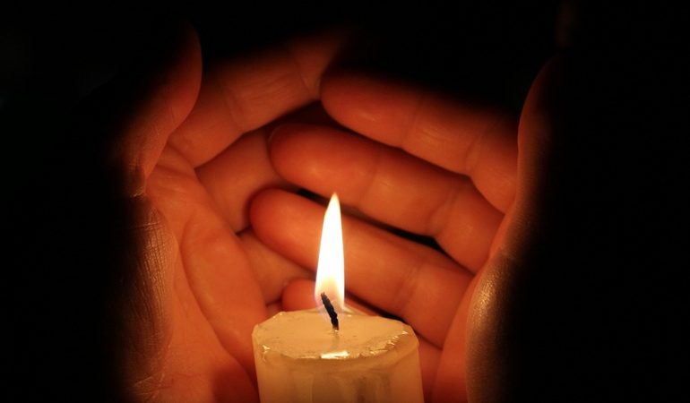 Сон, де сняться свічки: тлумачення сновидіння з палаючою свічкою вдома або в храмі