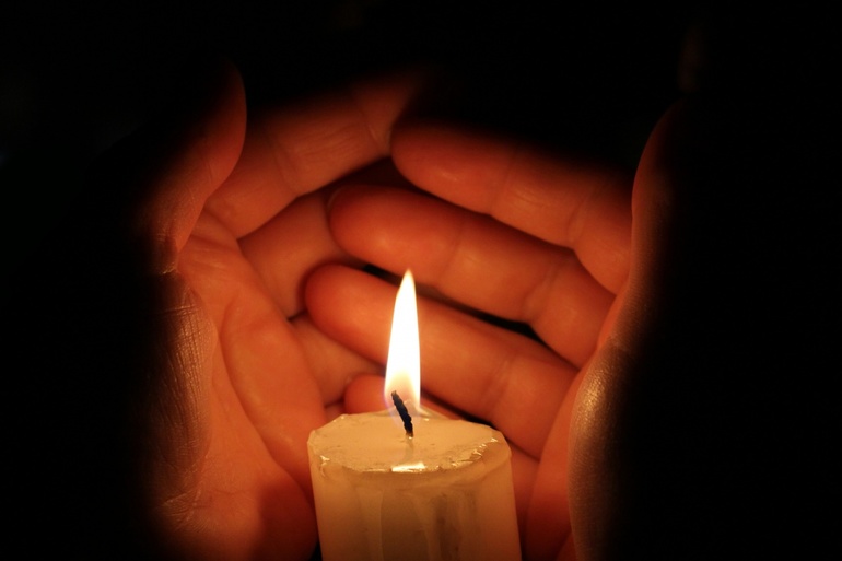 Сон, де сняться свічки: тлумачення сновидіння з палаючою свічкою в будинку або церкви