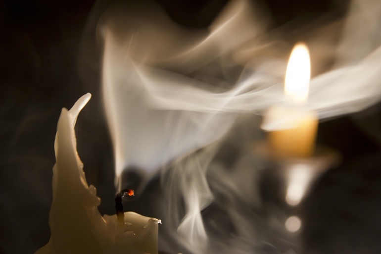Сон, де сняться свічки: тлумачення сновидіння з палаючою свічкою в будинку або церкви