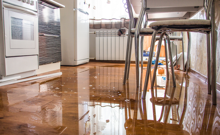 Сонник: вода на підлозі у квартирі, бачити і витирати розлиту рідину