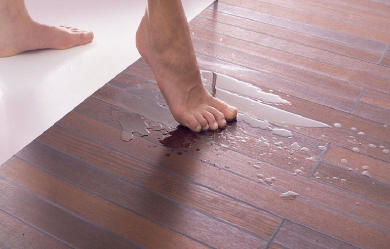 Сонник: вода на підлозі у квартирі, бачити і витирати розлиту рідину