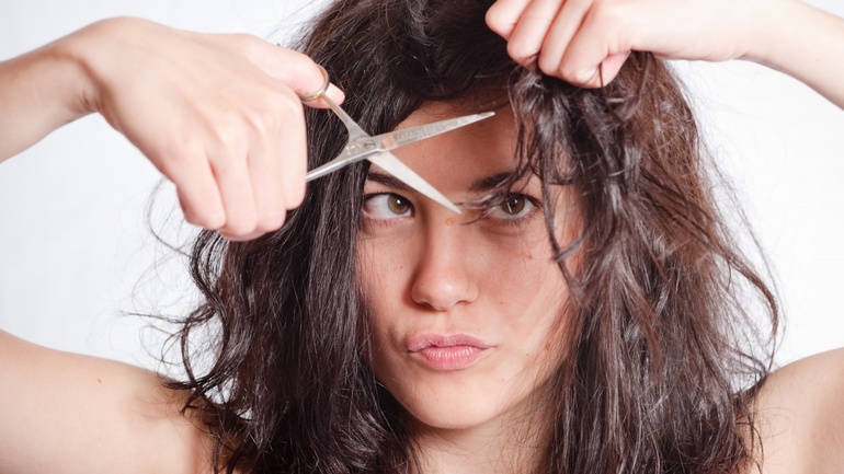 Стригти волосся у сні: що означає коротко обстригти локони в сновидінні, тлумачення для жінок і чоловіків