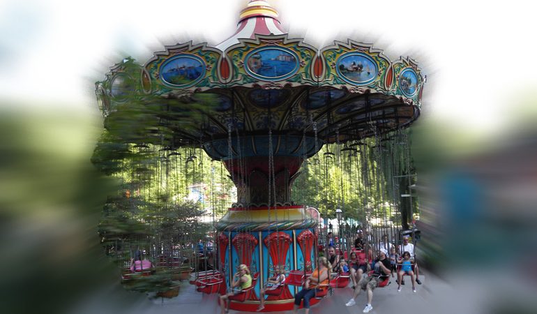 Тлумачення по сонникам: кататися на каруселі, бачити різні атракціони