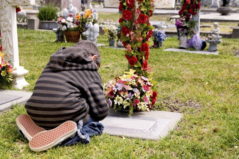 Тлумачення смерті родича: мами чи тата, бабусі або дідусі, сестри або брата