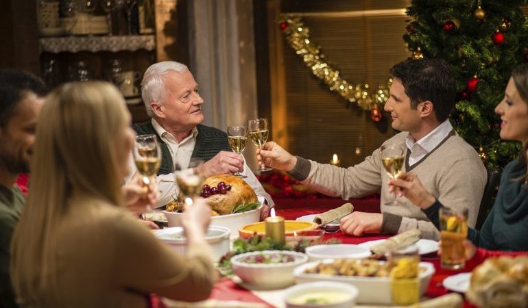 Тлумачення сонників: до чого сниться застілля з великою кількістю людей, з колегами або з коханою людиною