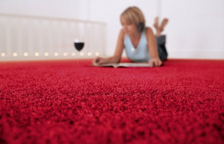 Тлумачення сонників: значення червоного килима на підлозі та стіні, трактування згорнутого в рулон килимового виробу