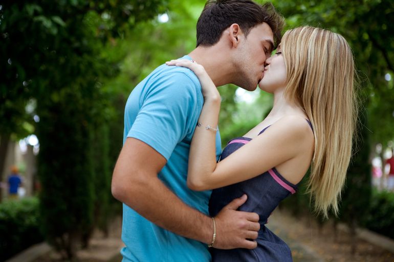 Тлумачення сонника: що може означати цілуватися уві сні з чоловіком в губи