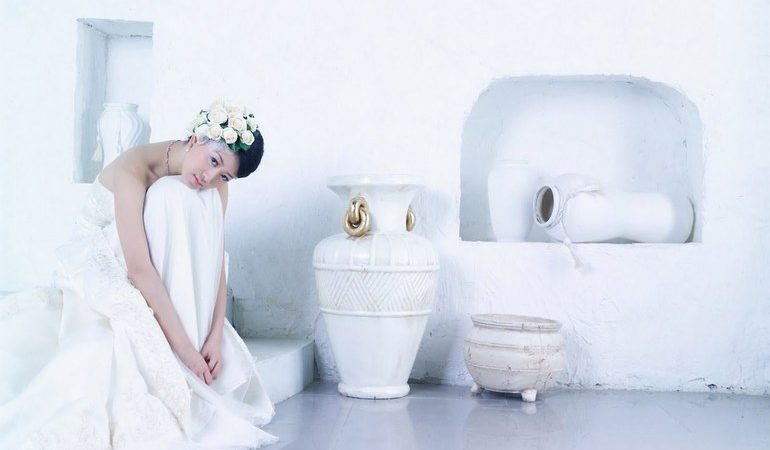 У сні бачити себе в білому: до чого сниться вечірнє плаття, костюм і інший одяг