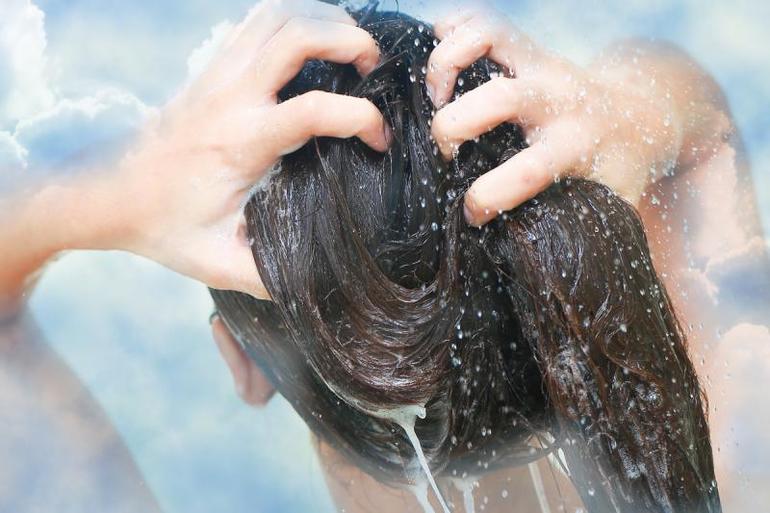 Уві сні мити голову: що означає миття волосся шампунем собі і іншій людині, тлумачення сонників