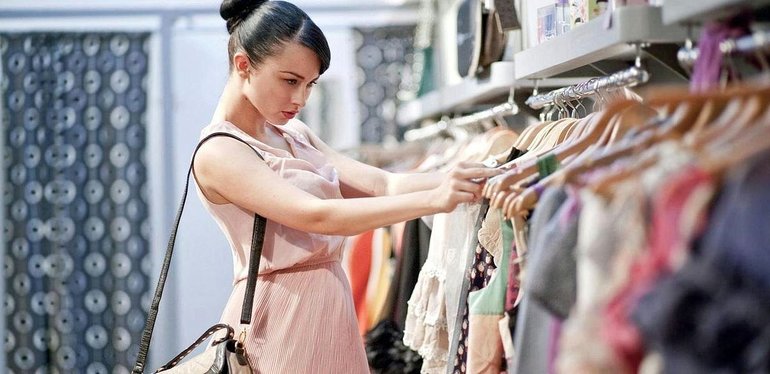 Вибирати в сні плаття: до чого по сонникам сниться шукати в магазині або приміряти вбрання
