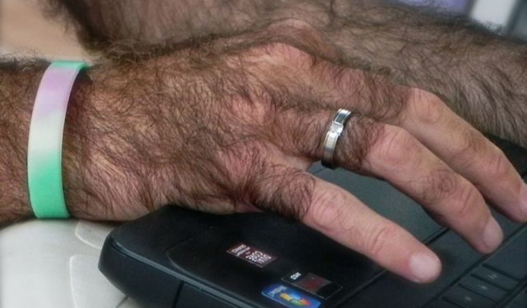 Волохаті руки уві сні: тлумачення за сонником, до чого вони сняться, значення довжини і кольору рослинності