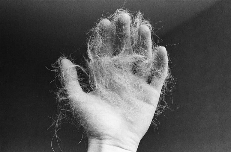 Волохаті руки уві сні: тлумачення за сонником, до чого вони сняться, значення довжини і кольору рослинності