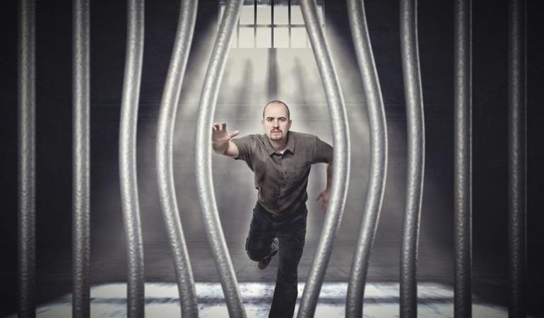 Втеча у сні: до чого сниться звільнення з в’язниці, передбачення відомих сонників