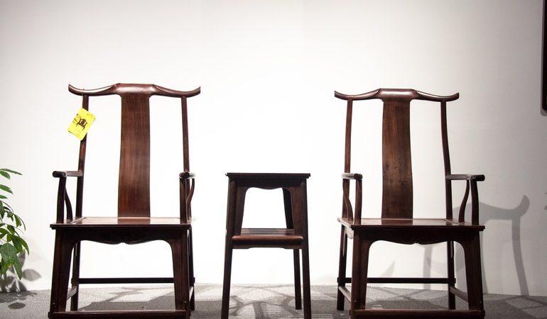 Значення стільця по сонникам: до чого сниться сон, що означає бачити або зламати новий табурет