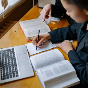 Як обрати тему курсової роботи, щоб вона сподобалась викладачу: правила та приклади