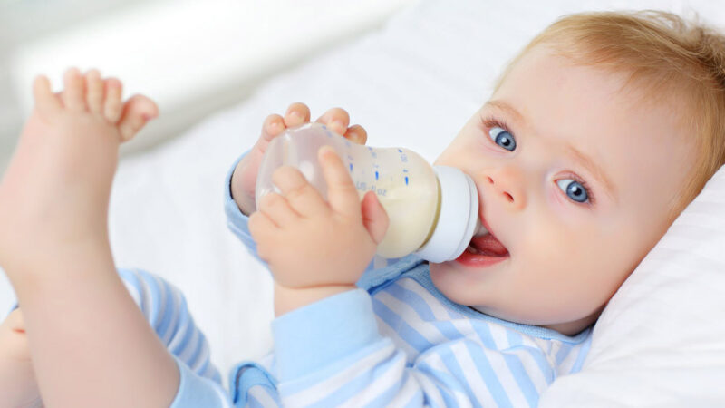 Основні помилки батьків при годуванні сумішшю